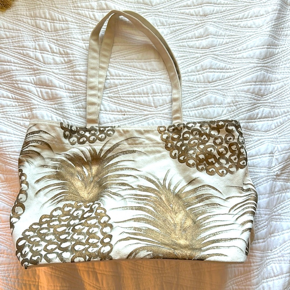 Shiraleah Chicago cream and gold pineapple tote with button closure